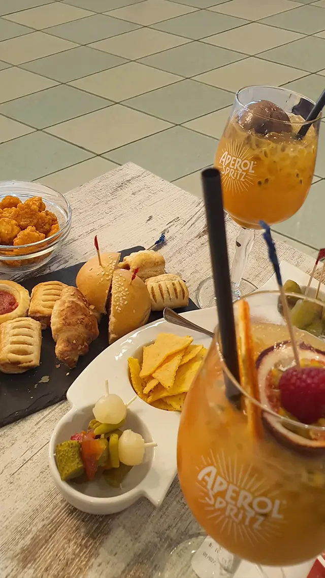 Aperitivo con spritz e stuzzichini