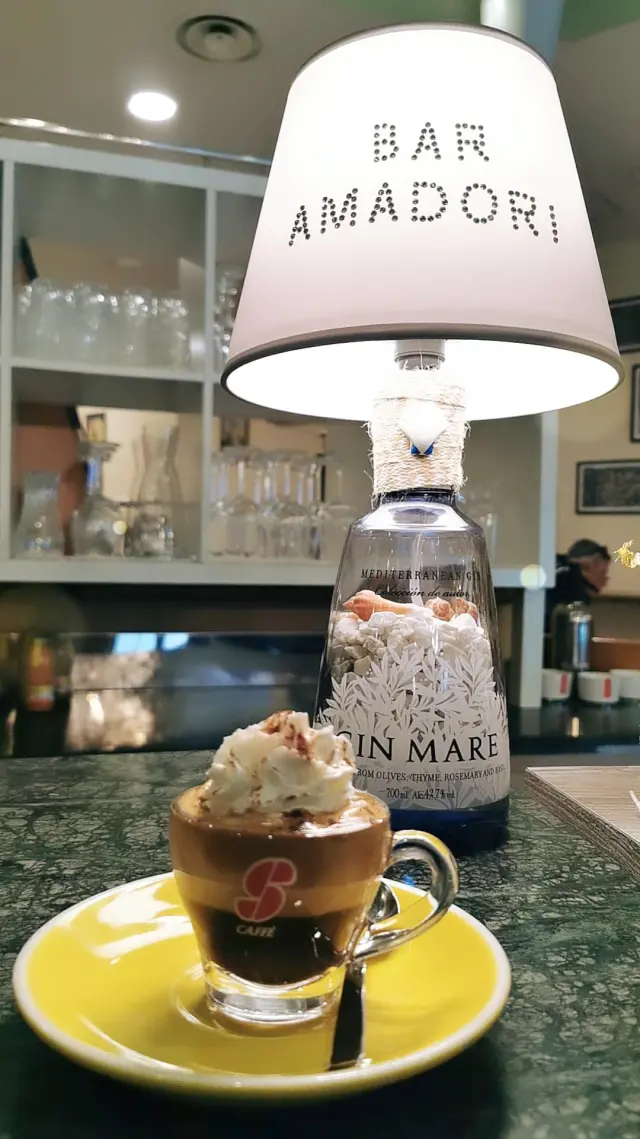 Lampada del Bar Amadori e cioccolata con panna